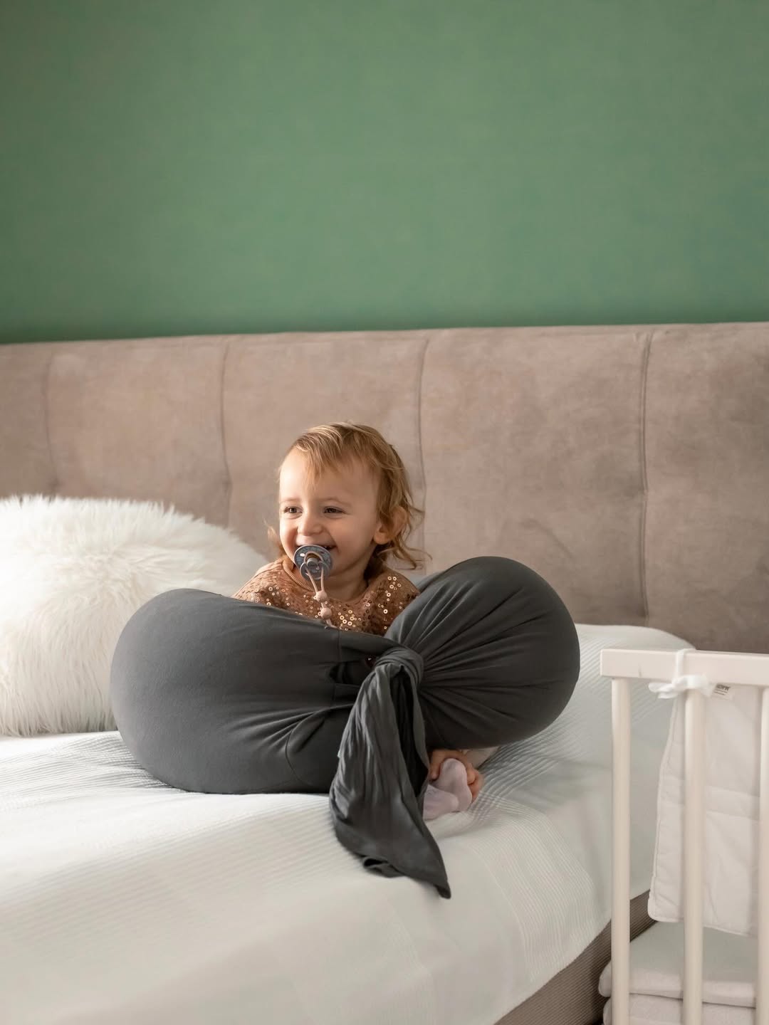 //Reklame 
Enya elsker også min graviditetspude, og det kan jeg godt forstå. 😄 Jeg ved simpelthen ik