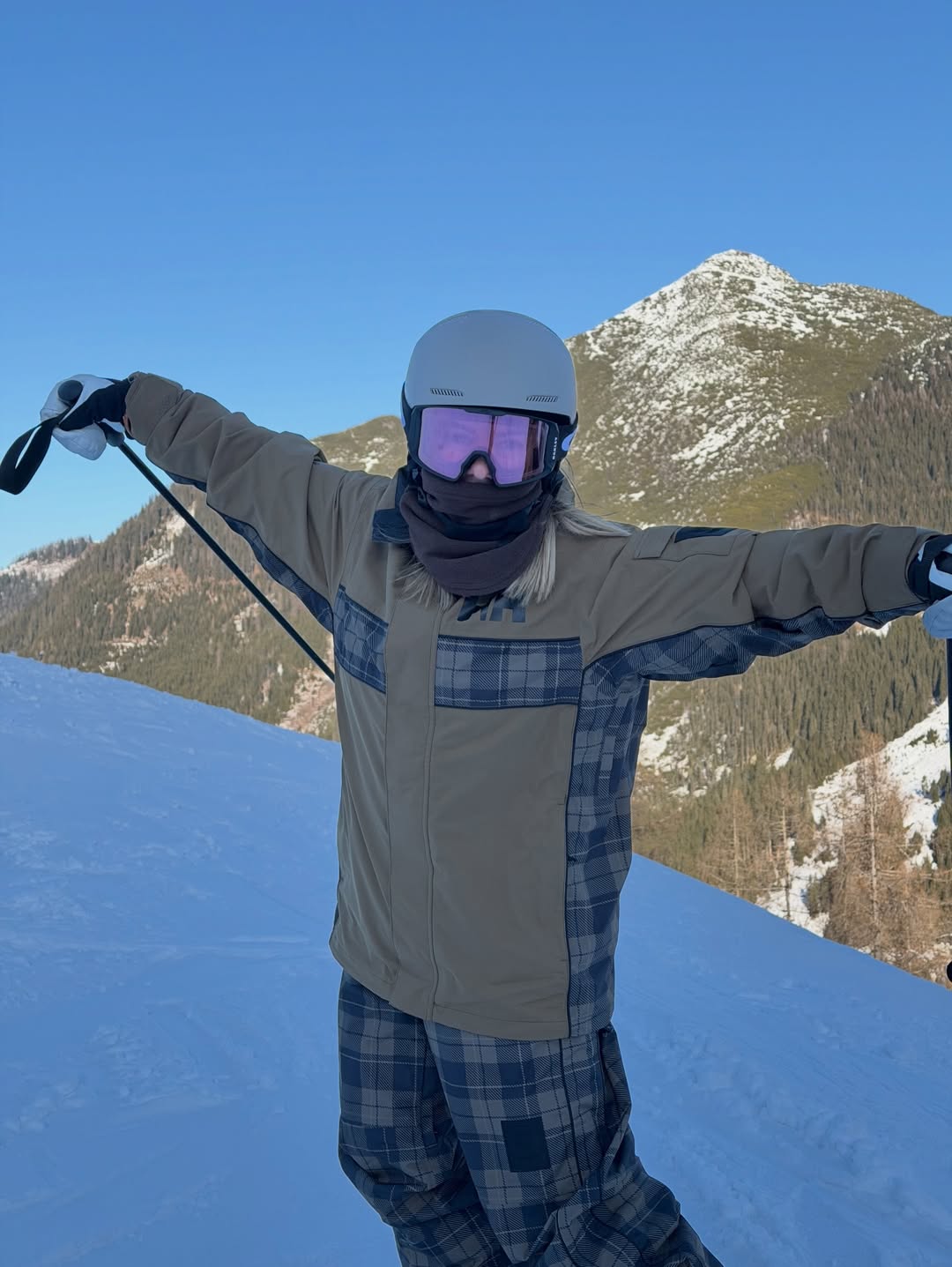 Annonce/test @hellyhansen @connectcommunication 

Det sejeste skioutfit på pisten (hvis du spørger m