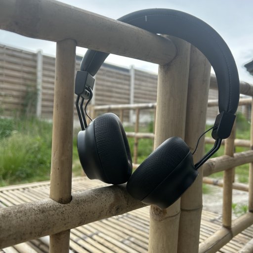 Camilla nyder at kunne høre god lyd