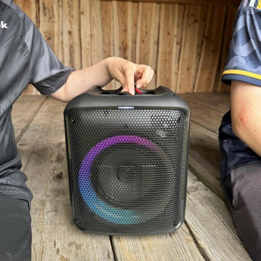 Højtaleren er nem at betjene, god lyd og så glæder den hele familien.