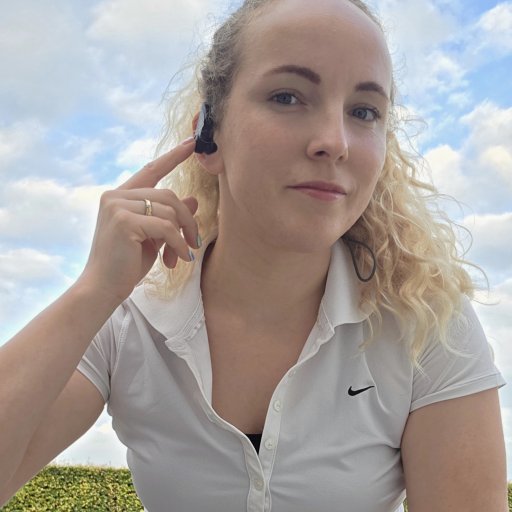 Irina bruger aktivt sine nye høretelefoner