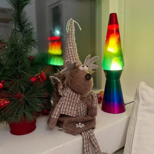 Den smukke lampe har fået en fin plads i vindueskarmen