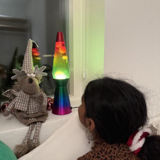 Den smukke lampe har fået en fin plads i vindueskarmen