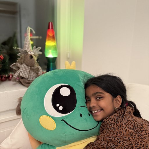 Den smukke lampe har fået en fin plads i vindueskarmen